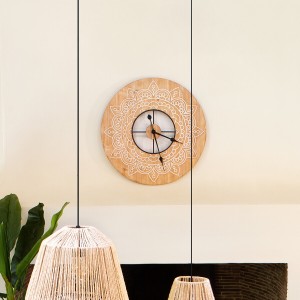 Horloge gravée en bois D60 cm 2